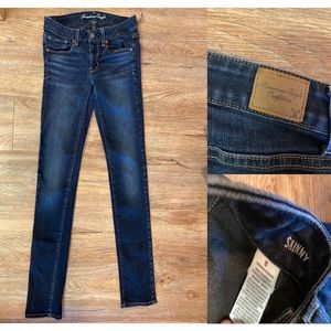 Dark Wash American Eagle Skinny Jeans// size 6